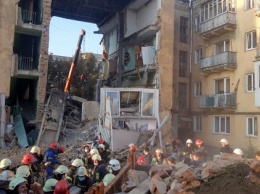 Зеленский озвучил две версии обрушения части дома в Дрогобыче