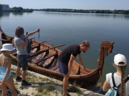 В Ривне спустили на воду боевую лодку викингов
