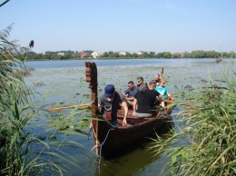В Киеве на воду спустили 9-метровую лодку викингов