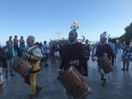 На набережной Ялты выступили австралийские танцоры и итальянские флагоносцы