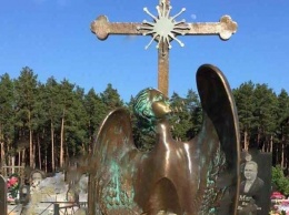 Притащил домой: под Харьковом с кладбища украли ангела весом в 70 кг