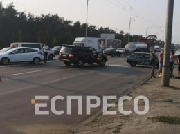 В Киеве столкнулись три машины, движение в направлении Троещины перекрыто