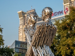 В Киеве скульпторы из Днепра превратили тысячу труб в памятник
