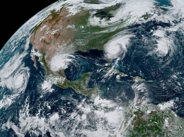 NASA показало одновременно четыре урагана на планете - яркое фото
