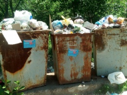 Подземные мусорные баки два года назад торжественно открытые киевскими властями на улице Туполева не функционируют