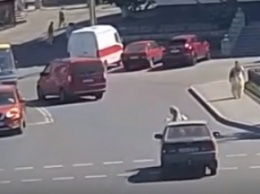 Светофор ничего не гарантирует - появилось жуткое видео, как сбили женщину на пешеходном переходе