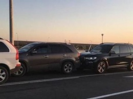 В ДТП на "Тавриде" разбит новый BMW крымского миллионера, пострадала его супруга