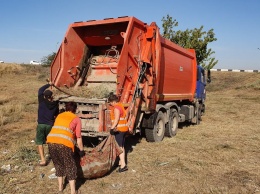Сотрудники коммунальных служб выполняют работы по уборке въездов в город