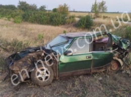 В Запорожье легковой автомобиль не разминулся с поездом: водитель и пассажир чудом выжили (ФОТО, ВИДЕО)