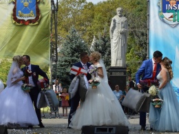 В День города Николаева три пары создали семью, а еще одна отпраздновала «золотую свадьбу» (ФОТО, ВИДЕО)