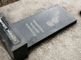 В Запорожской области неизвестные разрушали могилы на кладбище (ФОТО)