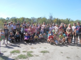 Дети в Мелитополе убирали лес в Сосновке после посиделок некультурных взрослых (фото)