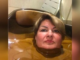 Назван доход ульяновской чиновницы, сделавшей селфи в шоколадной ванне