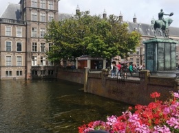 Амстердам отправляет туристов в Гаагу