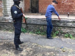 На Днепропетровщине полицейские остановили мужчину за распитие пива и нашли у него в штанах гранату РГД