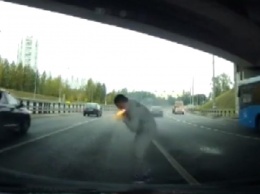 В Москве водитель в ходе дорожного конфликта поджег оппонента ракетницей
