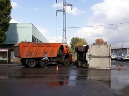 Всмятку: в Харькове столкнулись грузовики