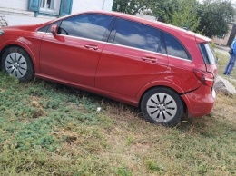 На Харьковщине автомобиль врезался в дом. Машина принадлежит семье главы Красноградской РГА, - ФОТО