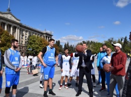 Николаевский губернатор Стадник взял в руки баскетбольный мяч и сказал, что знает болевые точки николаевского спорта