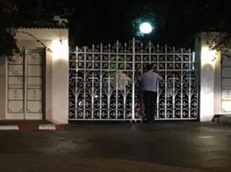 Работники отеля отключили туристам интернет и взяли их в заложники