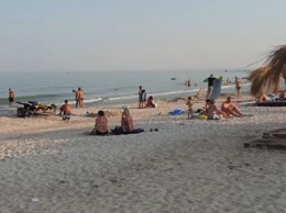 Превратили в помойку: отдыхающие шокированы пляжами в Кирилловке (ВИДЕО)