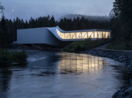 В Норвегии открыли закрученный мост-галерею
