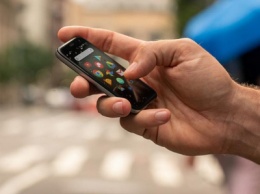 В России стартовали продажи мини-смартфона Palm