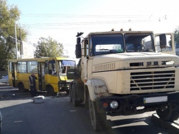 В Днепре столкнулись маршрутка и грузовик, 11 пострадавших