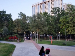 В парке "Победа" установили площадку с батутами и локацию для творчества. Фото