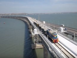 По Крымскому мосту впервые проехал поезд: видео