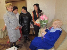 Старость в радость: бердянской долгожительнице Анне Олейник исполнилось 102 года