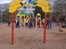 В Павлограде школьники-вандалы начали ломать новую детскую площадку