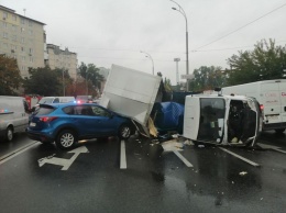 В Киеве грузовик влетел в пожарную машину и придавил легковушку Mazda (видео)