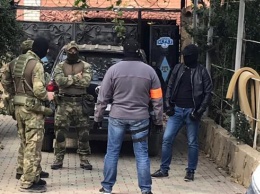 Оккупанты в Крыму обыскивают дом главы регионального Меджлиса (ФОТО)