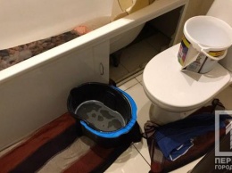 «Затопило фекалиями»: канализационные стоки заполонили квартиру женщины