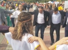 Чиновники танцевали сиртаки в центре Мелитополя (видео)