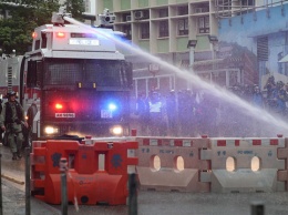 В Гонконге демонстрантов останавливали резиновыми пулями и водяной пушкой
