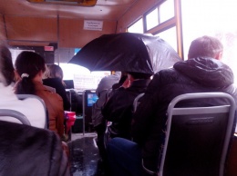 «Транспорт против стихии»: в Днепре в салоне маршрутки пошел «дождь»