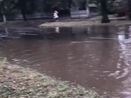 В Кривом Роге после проливного дождя затопило улицы и тротуары
