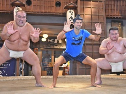 Первая ракетка мира потренировался с профессиональными борцами сумо