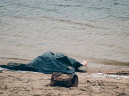 Женщина, чье тело днями нашли на мелководье у берега Днепра, погибла в результате несчастного случая либо суицида