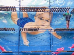 В Киеве на Березняках появился огромный малыш с рыбками