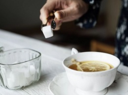 Медики рассказали, как может вредить привычка пить чай с сахаром