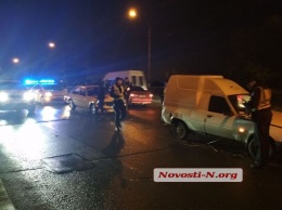На Широкобальском путепроводе в Николаеве сразу две аварии - пробка в обоих направлениях