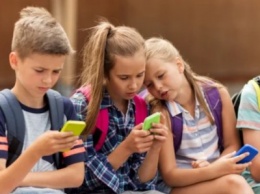 У российских школьников все же не отберут смартфоны
