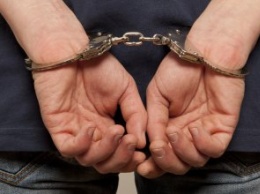 На Днепропетровщине мужчина изнасиловал несовершеннолетнюю и при задержании напал на полицейского с ножом