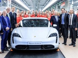 Porsche показала на видео сборку Taycan на «заводе будущего»