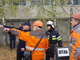 На АЗС в Харьковской области съехались спасатели и полицейские (фото)