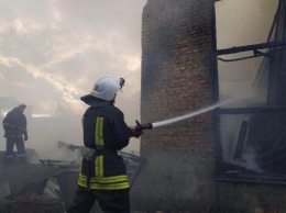В Тернополе горело складское помещение, расположенное рядом с нефтебазой