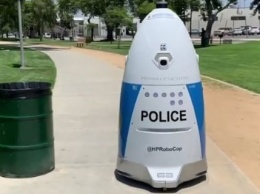 В США жалуются на роботов-полисменов: один из них упал в фонтан